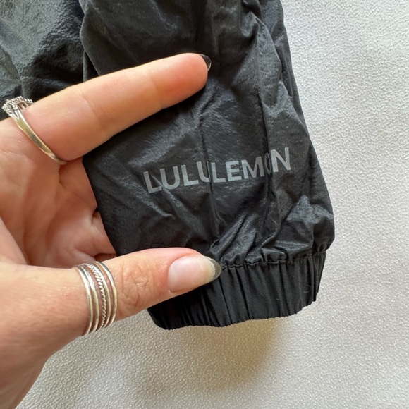 Lululemon Women’s Full Zip Jacket Black Mesh Running Lightweight S/M NWOT - Picture 3 of 6
